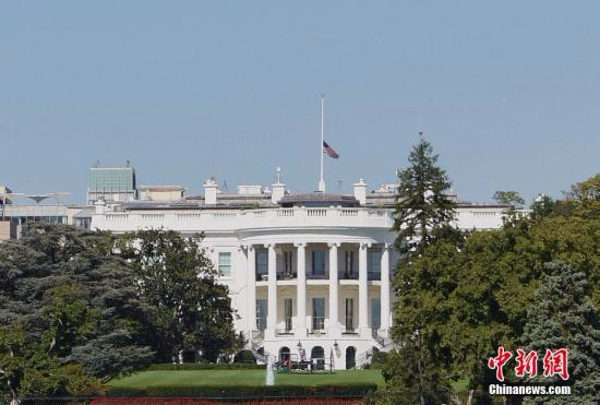 当地时间10月2日，美国白宫为拉斯维加斯枪击事件遇难者降半旗致哀。 <span target='_blank' href='http://www.chinanews.com/'></div>中新社</span>记者 刁海洋 摄
