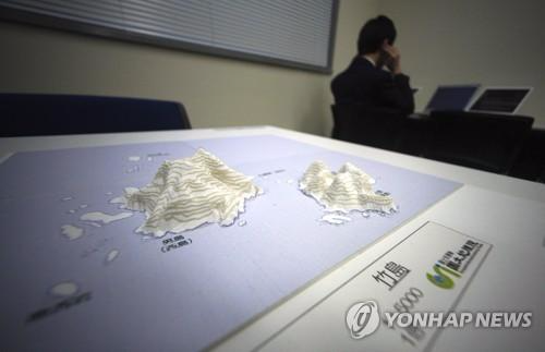 日本“领土和主权展示馆”上展出的独韩日争议岛屿第三维地图。（图片来源：韩联社）