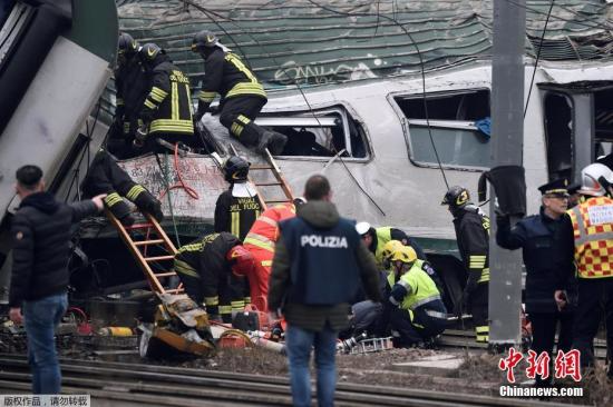 报道称，这列火车在位于意大利米兰约40公里远的郊区路段发生脱轨事故。当时火车上满载了通勤人员。