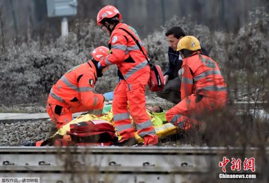为了方便救援，铁路路堤的混凝土栏杆已被移除，护士和消防队员帮助把受伤的乘客带到安全的地方。