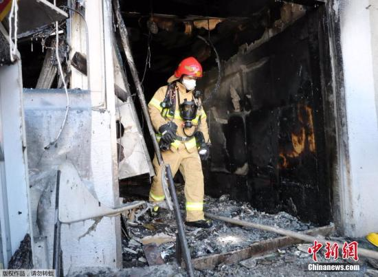 据韩联社报道，当地时间1月26日上午7时30分，韩国庆南密阳市世宗医院发生火灾，目前遇难人数已升至19人，数十人受伤。伤亡人数或继续增加。据悉，消防队员正在现场进行灭火工作。有关人员正在调查人员伤亡情况和火灾原因。火灾发生后，青瓦台一位有关负责人表示，因火灾造成的损失较大，将启动危机管理中心进行应对。另有消息称，22人(主要是病人)已被转移到附近的另外2家医院，另有78名来自与主楼相连的疗养院的病人已逃离火灾现场。