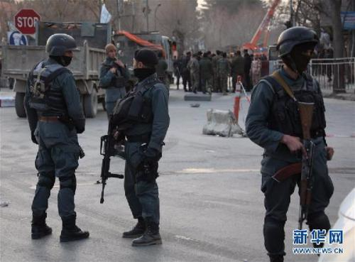 1月27日，在阿富汗首都喀布尔市中心，安全人员在爆炸现场警戒。新华社发(拉赫马特 摄)