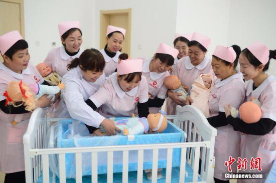 资料图：新生婴儿护理培训课程。</p><p>　　<a target='_blank' href='http://www.chinanews.com/'>中新社</a>记者 刘文华 摄
