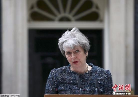 当地时间5月3日，英国本届议会宣告解散，2017年英国大选也由此正式揭开序幕。特雷莎・梅在唐宁街10号发表声明。她表示，英国将在6月8日选举新政府，大选胜利者面临的首要任务。英国首相特雷莎・梅当天前往白金汉宫觐见女王伊丽莎白二世，这是6月8日大选投票前她最后一次以首相身份会见女王。