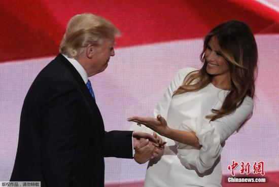 当地时间2016年7月18日，美国俄亥俄州克利夫兰，美国共和党全国代表大会举行，总统候选人特朗普与妻子梅拉尼娅出席。