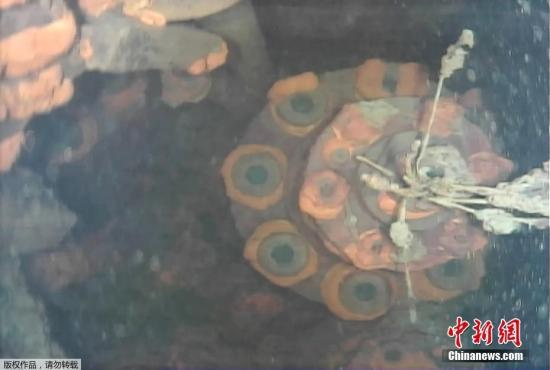 据日本媒体7月20日报道，东京电力公司7月19日召开记者会，公布了首次使用水下机器人拍摄到的福岛第一核电站3号机组内的具体状况。机器人拍摄到的水下画面显示，3号机组受损严重，但熔落的核燃料并未被发现。此外，本应在压力容器下方供作业用的脚手架向下坠落，很可能是从压力容器中喷射出的高温核燃料残渣使其熔化所致。东电分析称，安全壳内的冷却水位有6.4米深，核残渣也很可能流到了安全壳底部。(视频截图)