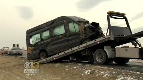 旅游巴士因车祸被撞毁。图片来源：美国《世界日报》(CBS视频截图)