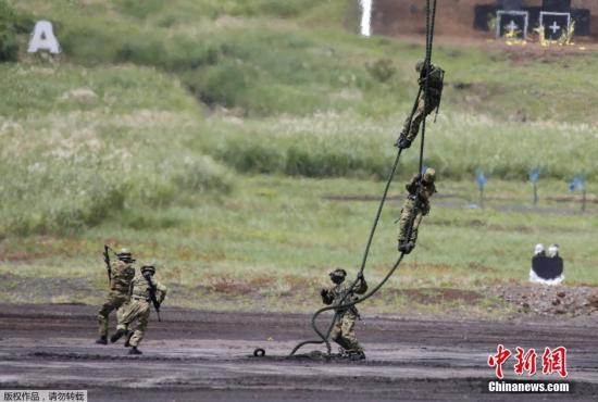 资料图片：日本自卫队队员进行机降演示。