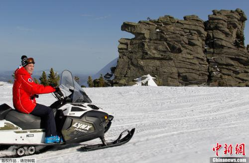 2013年3月31日，俄罗斯总理梅德韦杰夫探访滑雪胜地，饶有兴致地驾驶雪地摩托车。