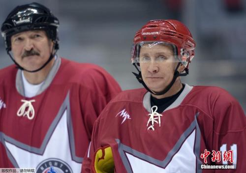 2014年1月4日，俄总统普京与白俄罗斯总统卢卡申科（左）并肩参加了一场于“大冰宫”冰球场举行的NHL全明星友谊赛。