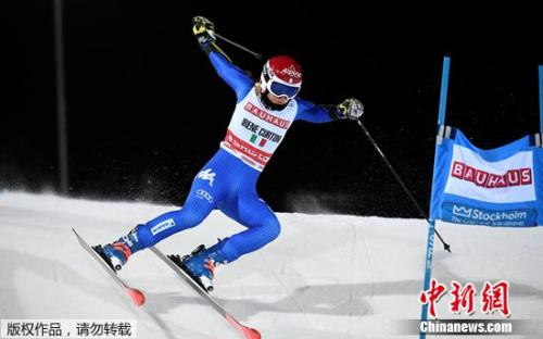 选手在参加雪地障碍马拉松赛。