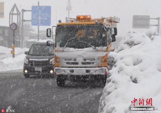 日本连日大雪已致百余人死伤 局地积雪达数米