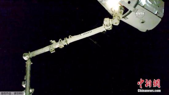 12月17日，“龙”飞船飞临国际空间站，成功被国际空间站机械臂捕获。此次补给任务为国际空间站提供了4800磅补给物资，其中包括约2900磅科学实验设备、太空行走设备、太空站硬件、电脑组件，以及1000磅的人员补给和给科学家们的圣诞礼物。