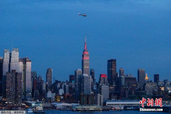 资料图：当地时间2016年2月6日，美国纽约帝国大厦点燃金色和红色灯光，庆祝中国农历新年。