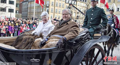 资料图片：丹麦女王玛格丽特二世和配偶亨里克亲王。