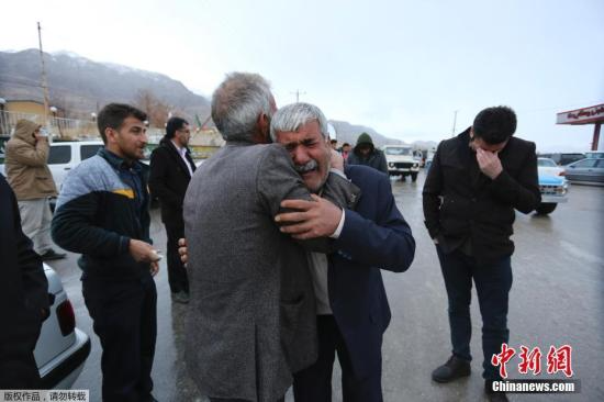 当地时间2018年2月18日，伊朗德黑兰，失事飞机遇难者亲属聚集在梅赫拉巴德国际机场附近的一间清真寺外，焦急等待最新消息。