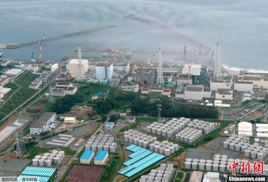 据8月20日消息，两年前发生核事故的日本福岛第一核电站又发生了辐射污水外泄事故。有关人员当天在反应堆储水罐周边发现了水潭，据估计，有大约300吨被高度污染的水可能已经流入海洋。图为8月20日拍摄的福岛第一核电站全景。