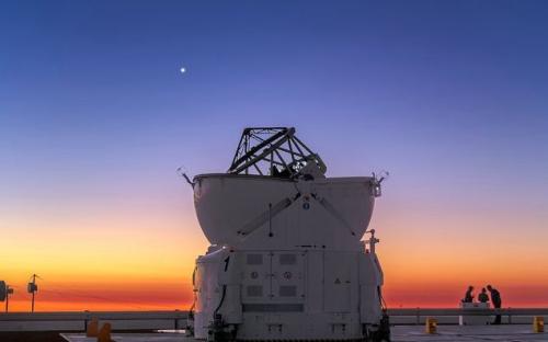 ESO摄影师拍摄的黄昏时分的天文台美景。来源：ESO。