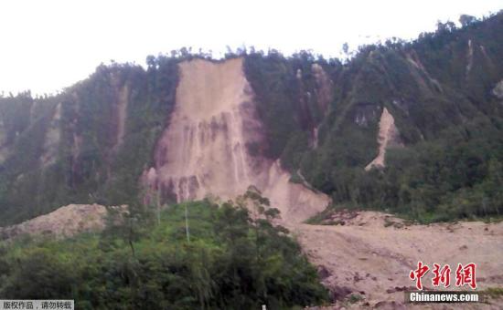 当地时间2月26日，位于巴布亚新几内亚塔布比尔的公路因为地震造成的山体滑坡而被阻断。