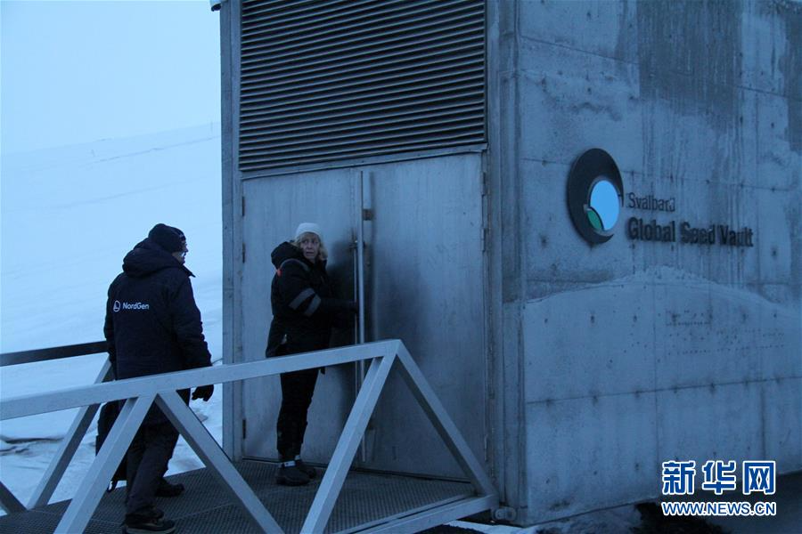 2月26日，在挪威北部斯瓦尔巴群岛，两名工作人员站在全球种子库入口。