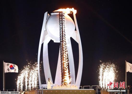 开幕式最后，由韩国著名花滑选手金妍儿点燃主火炬。图为冬奥会圣火熊熊燃烧。