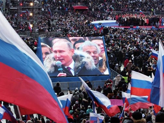 俄总统候选人辩论秀 “名媛”水泼“老油条”