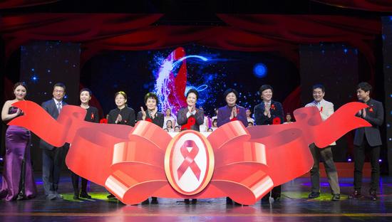 彭丽媛出席世界艾滋病日主题宣传活动(图)