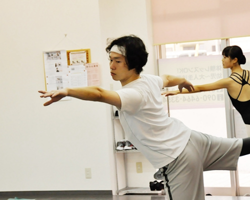 日媒：日本大叔们“少女心”爆棚 爱上瑜伽芭蕾