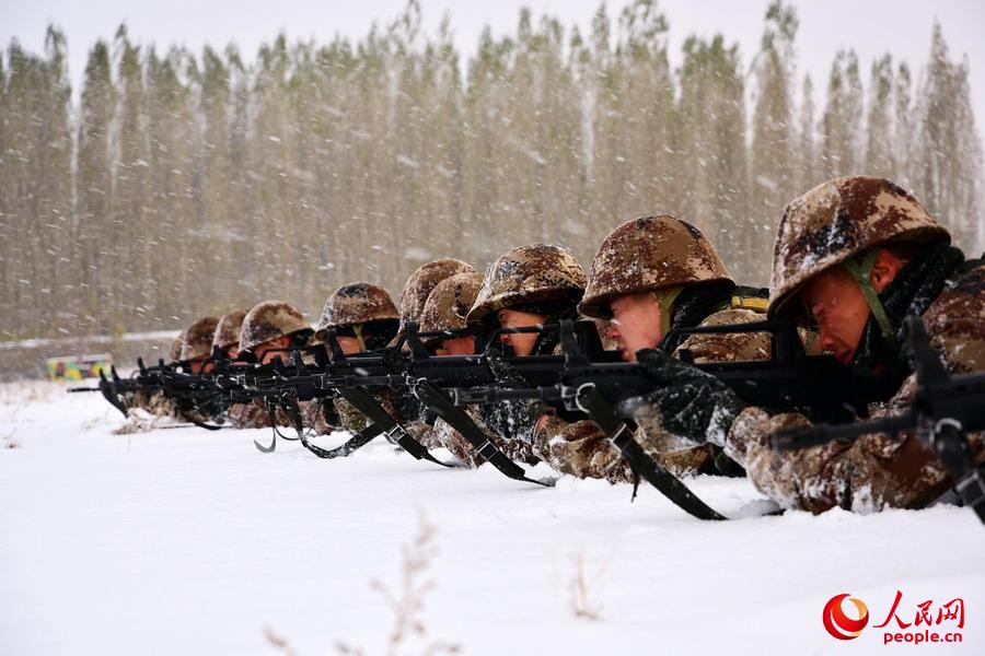 风雪中苦练军事技能锤炼军人血性。 赵永峰摄