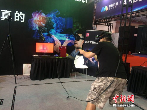 一名男子在玩VR相关枪战游戏。<span target='_blank' href='http://www.chinanews.com/' ></div>中新网</span> 邱宇 摄