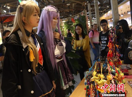 图为第三届中国大运河庙会上各式各样打扮的女子观看杭秀 王刚 摄