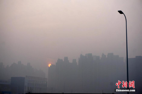 资料图：2016年1月3日，河南郑州雾霾笼罩着的高楼大厦。 <span target='_blank' href='http://www.chinanews.com/'></div>中新社</span>记者 王中举 摄