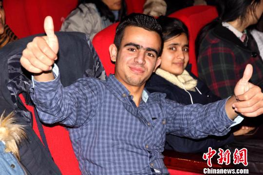 来自巴基斯坦的韩德亚观看京剧表演后竖起了大拇指。　马菊花 摄