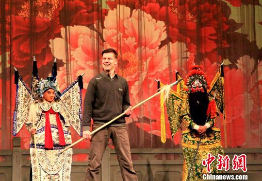 俄罗斯小伙马克西姆在京剧舞台上小试身手。　马菊花 摄