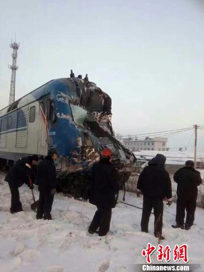 黑龙江一货车闯入铁道口与火车相撞幸无伤亡（组图）