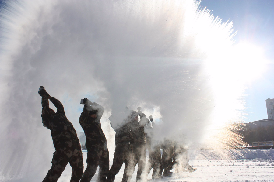 12月6日，伊春边防支队新兵在训练之余玩起“泼水成冰”的游戏。