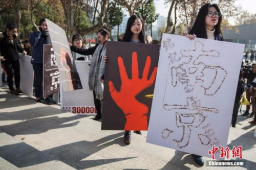 2016年12月5日，南京艺术学院的大学生展示国家公祭日主题海报作品。<span target='_blank' href='http://www.chinanews.com/'></div>中新社</span>记者 泱波 摄