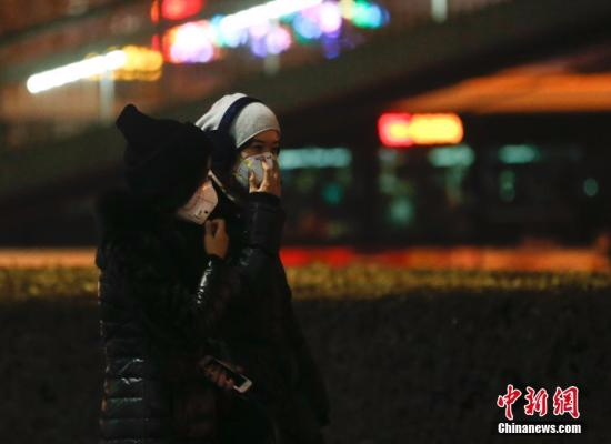 12月16日，北京民众戴防雾霾口罩出行。北京将在当日20时至21日24时启动空气重污染红色预警。<span target='_blank' href='http://www.chinanews.com/'></div>中新社</span>记者 杜洋 摄