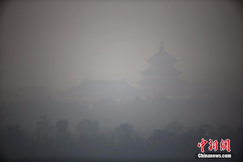 12月17日，北京天坛祈年殿在雾霾笼罩下若隐若现。自12月16日20时至21日24时，北京启动空气重污染红色预警。 <span target='_blank' href='http://www.chinanews.com/'></div>中新社</span>记者 富田 摄