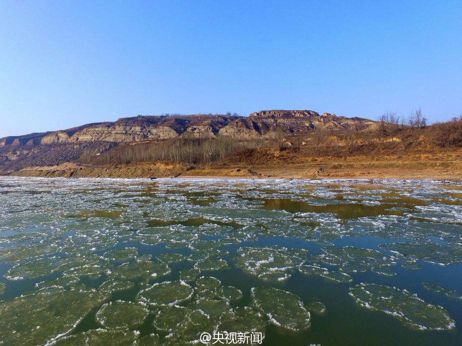 黄河河曲段两岸开始结冰 河道出现大面积流凌