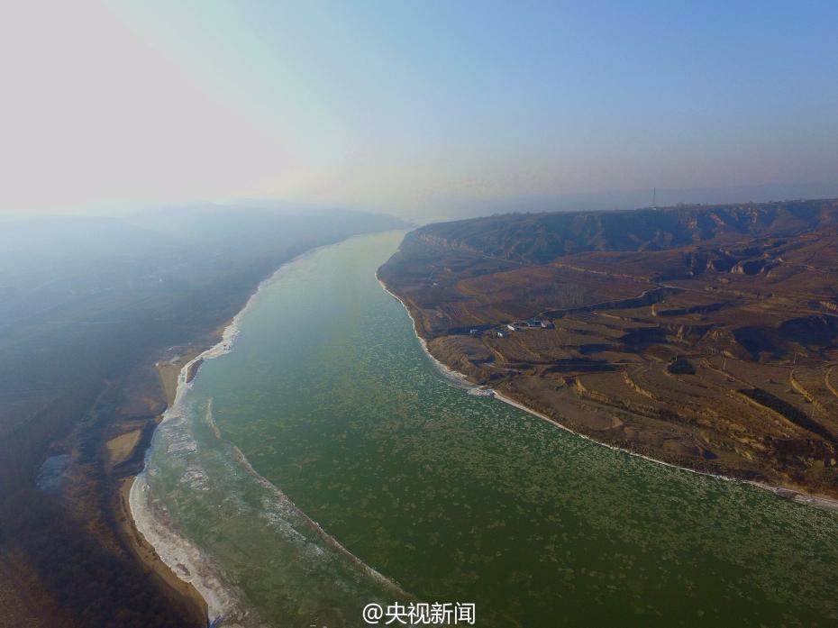 黄河河曲段两岸开始结冰 河道出现大面积流凌