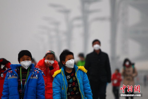 12月21日，北京持续雾霾，空气重度污染。自12月16日20时起北京启动空气重污染红色预警应急措施。 <a target='_blank' href='http://www.chinanews.com/'></table>中新社</a>记者 富田 摄