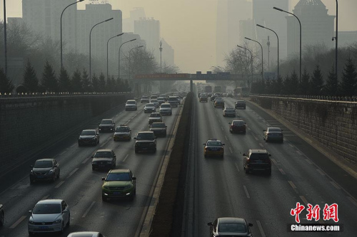 12月19日，北京继续实施单双号限行措施，道路车辆行驶畅通。<a target='_blank' href='http://www.chinanews.com/' ></table>中新网</a>记者 金硕 摄