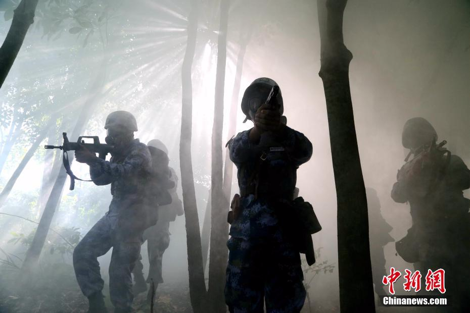 中国海军陆战队某旅新兵48小时跨昼夜综合演练