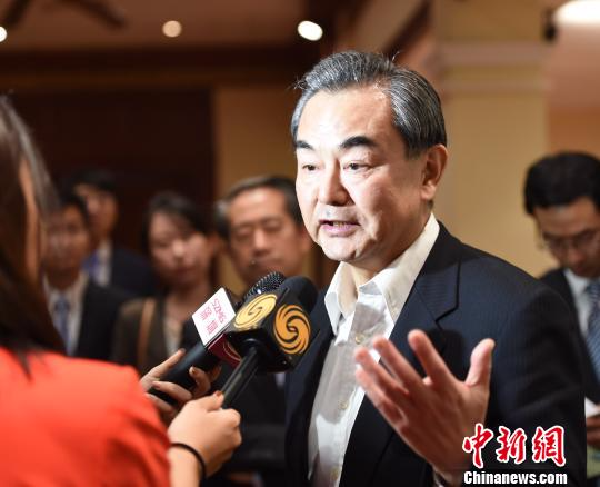 王毅外长在会谈结束后，接受媒体采访。　黄耀辉 摄