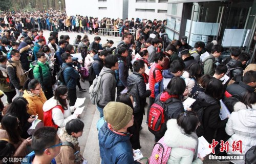 图为江苏省南京市，在南京林业大学考点，考生开始进入考场。 图片来源：视觉中国