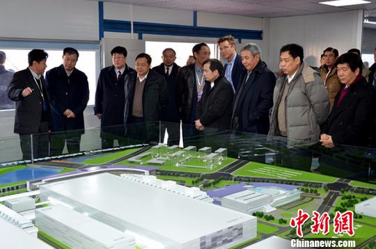 国家存储器基地项目12月30日在武汉正式动工建设。该项目由国家集成电路产业基金、紫光集团、湖北省地方基金、湖北省科投共同投资建设。图为项目投资方代表在现场调研。　王诗垠 摄