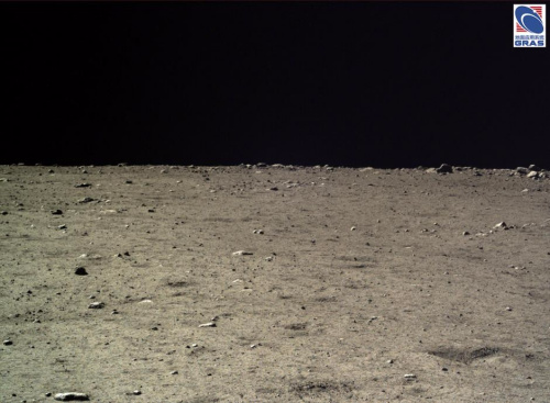 资料图：“嫦娥-3号”着陆器地形相机拍摄的月面环境，满目苍凉，天空黑暗。图像来源：中国科学院国家天文台月球与深空探测研究部官网