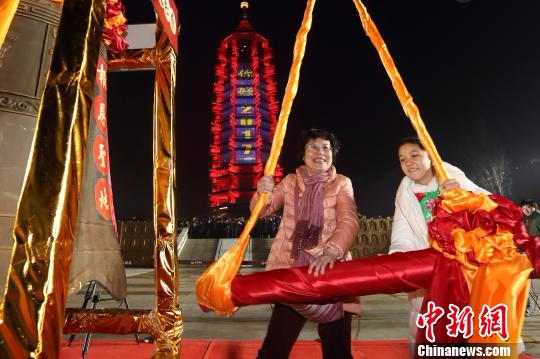 南京民众热闹跨新年大报恩寺传统年俗受热捧
