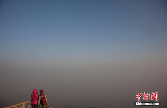 1月2日，从北京周边的山上望去，北京城笼罩在雾霾之中。 <span target='_blank' href='http://www.chinanews.com/'></div>中新社</span>记者 刘关关 摄